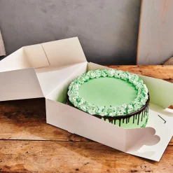 Kakkualustat Ja Leivoslaatikot|Muut Juhlatarvikkeet>Confetti Oy, Moukarikuja 4 C 1, 4300 TUUSULA, www.confetti.fi FunCakes kakkulaatikko 32 x 32 x 11,5 (valkoinen), 2kpl