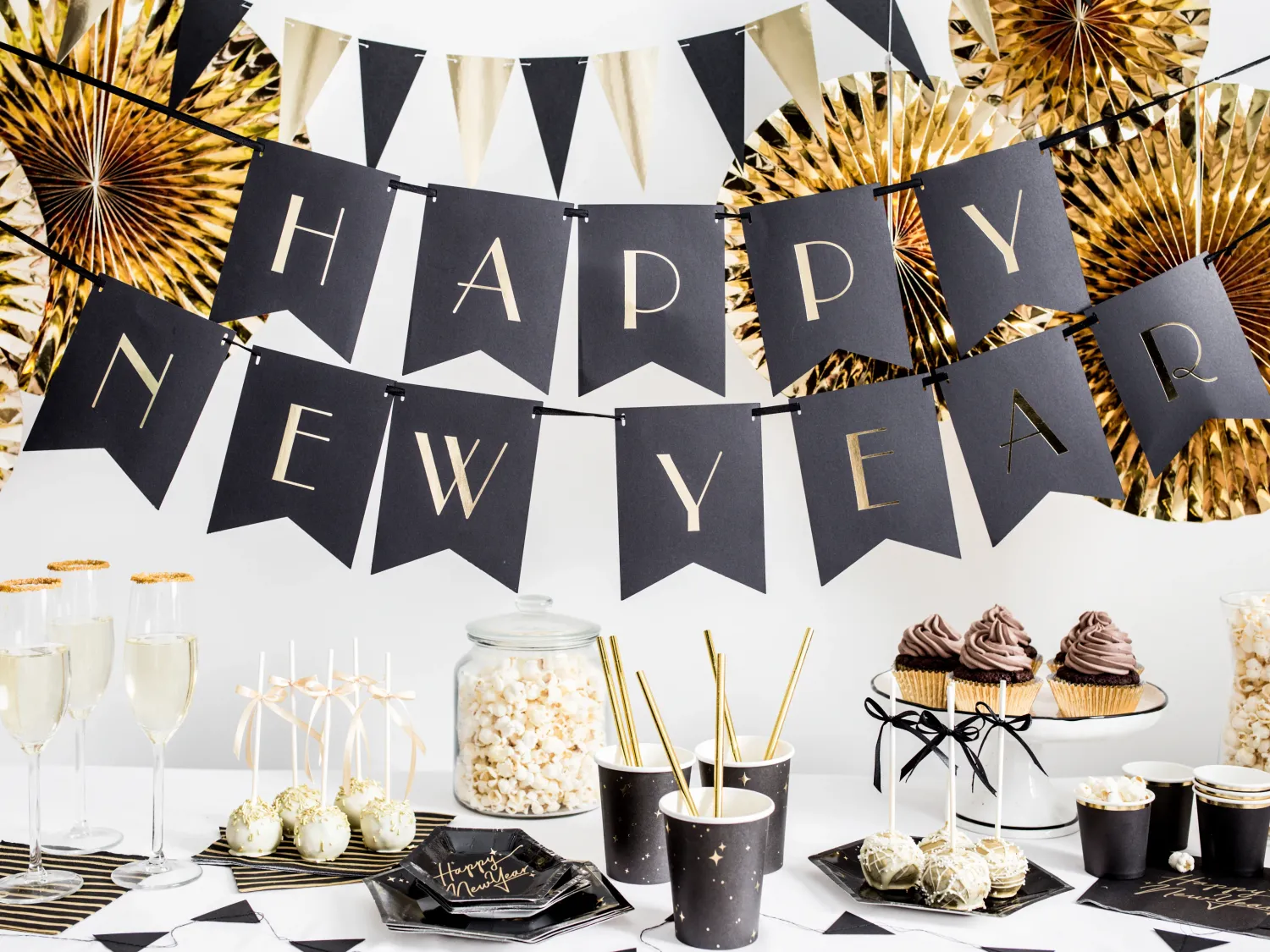 Leivontakoristeet|Muut Juhlatarvikkeet>PartyDeco sp. z o.o. sp. k., ul. Kolumba 1, 70-035 Szczecin, www.partydeco.com Kakunkoriste Happy New Year kullanvärinen