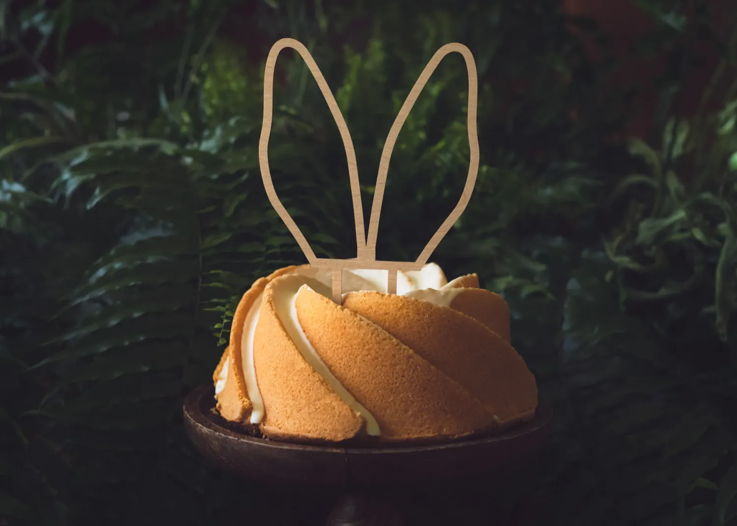 Pääsiäinen|Leivontakoristeet>PartyDeco sp. z o.o. sp. k., ul. Kolumba 1, 70-035 Szczecin, www.partydeco.com Kakunkoriste pupun korvat, 20 cm