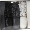 Lahjapaketointi|Muut Juhlatarvikkeet>Koopman International B.V., Distelweg 88, 1031 HH AMSTERDAM, www.koopmanint.com Lahjanauha ja ruusuke -setti musta valkoinen