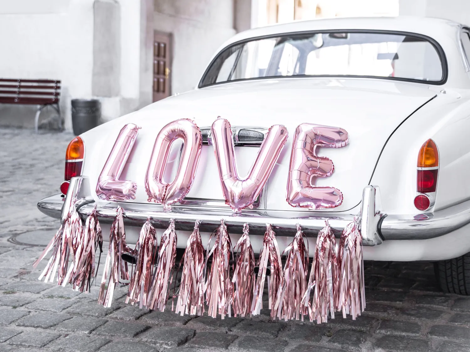 Häät|Häät>PartyDeco sp. z o.o. sp. k., ul. Kolumba 1, 70-035 Szczecin, www.partydeco.com Love hääautonkoristelusetti ruusukullanvärinen