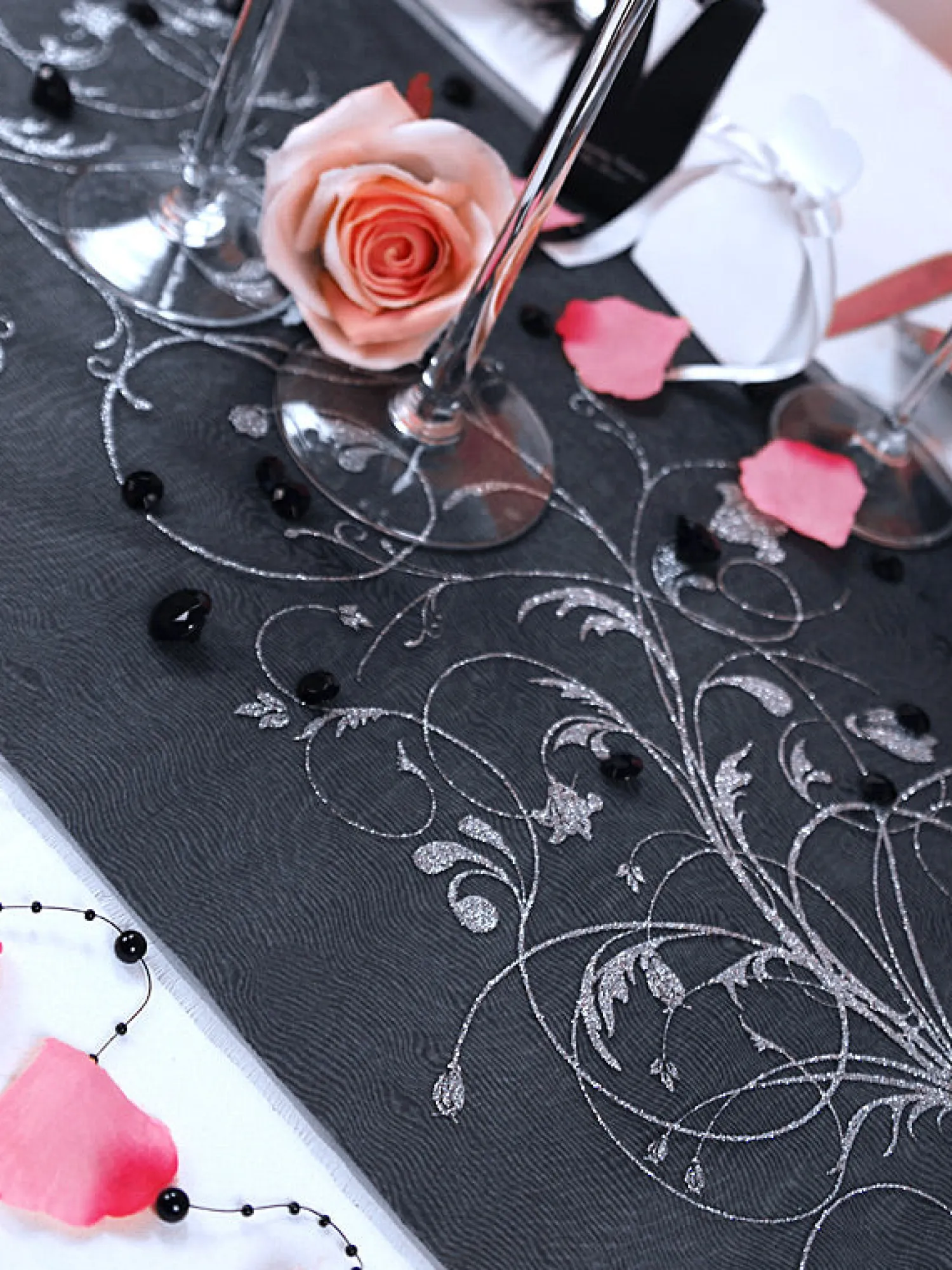 Häät|Häät>PartyDeco sp. z o.o. sp. k., ul. Kolumba 1, 70-035 Szczecin, www.partydeco.com Musta organza hopeakuviolla 900 x 36 cm