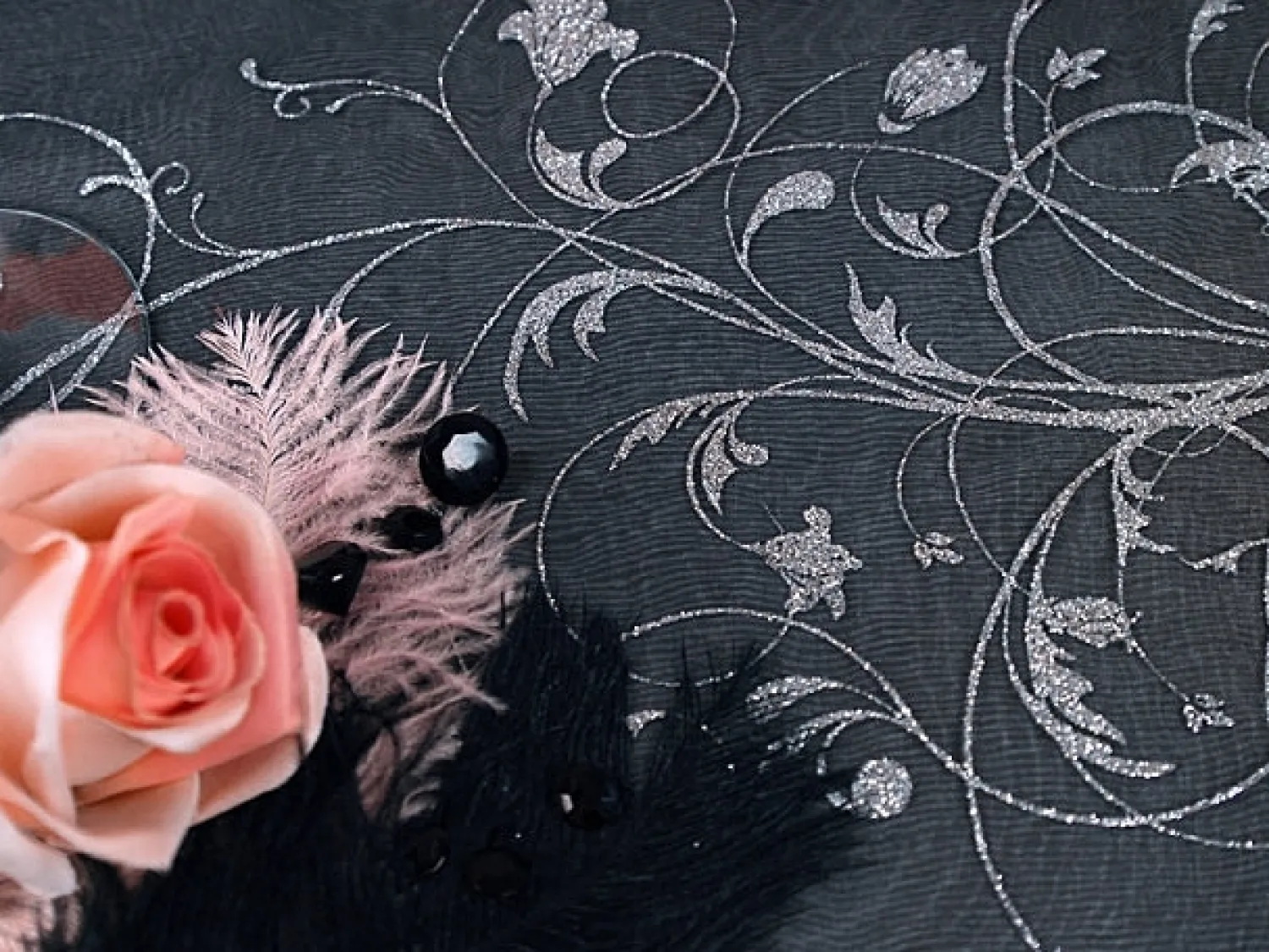 Häät|Häät>PartyDeco sp. z o.o. sp. k., ul. Kolumba 1, 70-035 Szczecin, www.partydeco.com Musta organza hopeakuviolla 900 x 36 cm