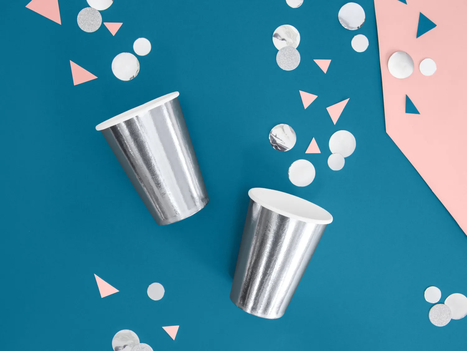 Värikattaus|Lasit Ja Mukit>PartyDeco sp. z o.o. sp. k., ul. Kolumba 1, 70-035 Szczecin, www.partydeco.com Pahvimuki korkeakiiltohopea 220 ml 6 kpl/pkt