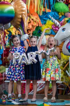 Kirjainfoliopallot|Erikoisilmapallot>Anagram International Inc, 7700 Anagram Drive, MN 55344-7307, USA, http://www.anagramballoons.com/ Party kirjaimet, ilmatäytteinen foliopallo