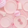 Lautaset|Värikattaus>PartyDeco sp. z o.o. sp. k., ul. Kolumba 1, 70-035 Szczecin, www.partydeco.com Pieni pahvilautanen vaaleanpunainen, 18 cm 6 kpl/pkt