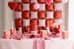 Värikattaus|Herkkupussit, Kipot Ja Laatikot>PartyDeco sp. z o.o. sp. k., ul. Kolumba 1, 70-035 Szczecin, www.partydeco.com Raidallinen naksulaatikko, puna-vaaleapunaiset raidat 6 kpl/pkt