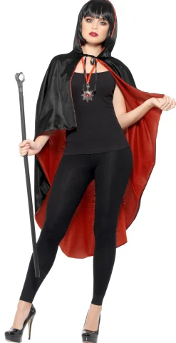 Muut Asusteet|Halloween>Smiffys II Ltd., New Lane, Leeds, LS11 5DZ United Kingdom, www.smiffys.com Vampyyrin asusetti; viitta, sauva ja medaljonki