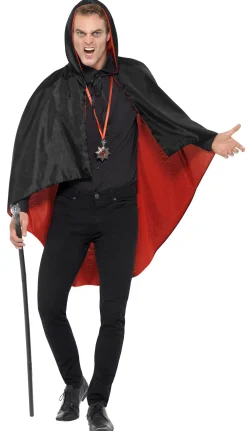 Muut Asusteet|Halloween>Smiffys II Ltd., New Lane, Leeds, LS11 5DZ United Kingdom, www.smiffys.com Vampyyrin asusetti; viitta, sauva ja medaljonki